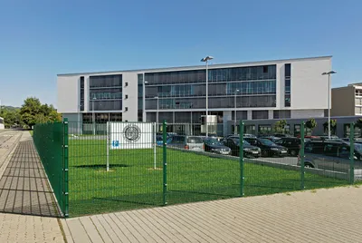 Produktbild von Zaunpfosten Doppelstabmattenzaun, grün RAL 6005 zum Einbetonieren, Länge: 2250 mm für Mattenhöhe: 1600 mm, Pfostenstärke: 60 x 40 mm, inkl. innenliegender Klemmlasche