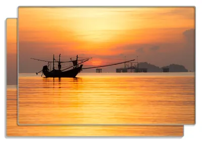 Produktbild von Wallario Frühstücksbrettchen 2er Set aus Glas, je 20 x 30 cm, mit rutschfesten Füßen, Motiv Thailändisches Fischerboot vor Sonnenuntergang