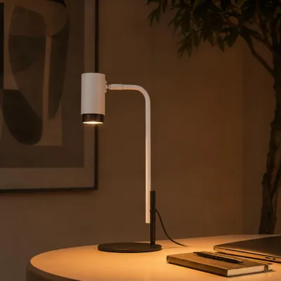 Productafbeelding van Bureaulamp Nessi wit met zwart, AI-gegenereerde afbeelding