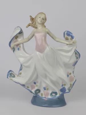 Produktbild von Eine Porzellanfigur einer Tänzerin Replikat Retro Design Dekoration