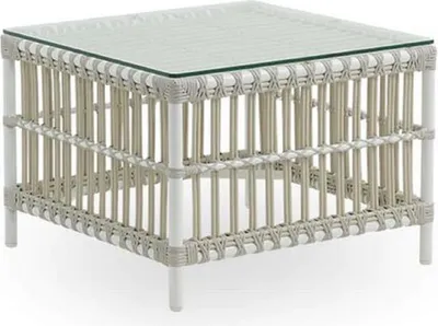 Produktbild von Casa Padrino Luxus Gartentisch Weiß / Grau 60 x 60 x H. 43 cm - Wetterbeständiger Garten & Terrassen Beistelltisch mit Glasplatte - Moderne Garten & Terrassen Möbel - Luxus Kollektion