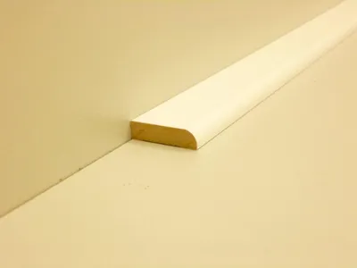 Produktbild von B.S. Bauprogramm Decksockelleiste 260 cm 25 x 5 mm Weiß hochglanz