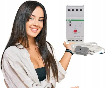A woman is presenting a liquid level controller and a plug.