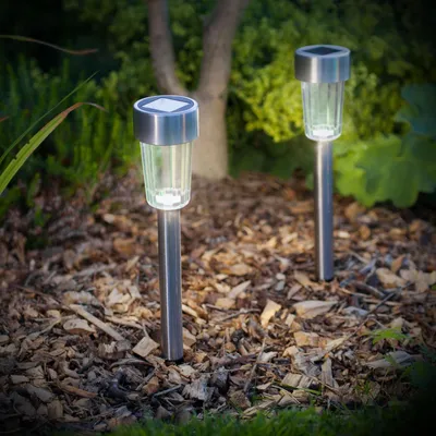 Produktbild von 1x Solar-LED-Gartenleuchte mit Erdspieß - Kaltweiß - Grau - Metall - 18,5 cm - Solarbetrieben - Schaltet sich bei Dämmerung automatisch ein - Dekorative Außenbeleuchtung für Garten und Wege [11702A]