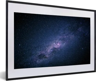 Produktbild von MuchoWow® Gerahmtes Poster Die Milchstraße an einem dunklen Himmel 60x40 cm - Poster mit Schwarzem Bilderrahmen Wandposter Rahmen Foto Bilder - Schlafzimmer - Plakat in Rahmen - Drucken