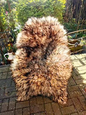 Produktbild von Echtes Schaffell – rustikales Naturfell für Teppich, Felldecke oder Deko – kleine Schönheitsfehler Größe:80cm - 90cm,Farbe:Braun geflammt