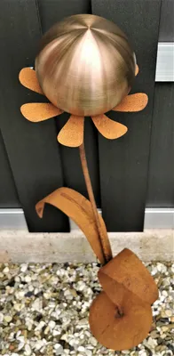 Produktbild von Skulptur Blume Rotterdam Cortenstahl 97 cm mit Standfuß Kugel Edelstahl golden rose matt gebürstet Dekoration Garten