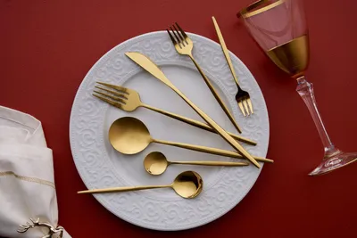 Produktbild von Hermia Concept, Hochwertiges Besteckset (42 Teile), 100% Edelstahl, Gold | 6 Esslöffel, 6 Gabeln, 6 Messer, 6 Dessertlöffel, 6 Dessertgabeln, 6 Teelöffel, 6 Cocktailgabeln | Spülmaschinen- und mikrowellengeeignet.