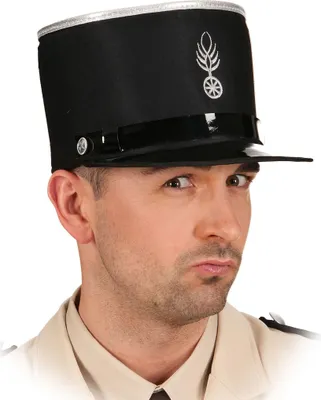 Mann mit schwarzer Polizeimüste auf dem Kopf seitlich von Vorne