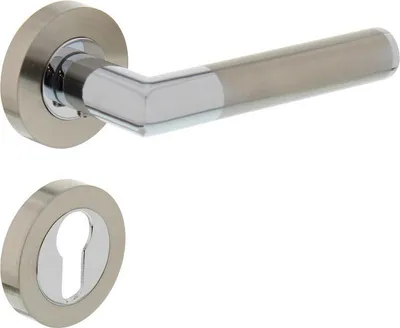 Produktbild von Türklinke Bastian auf runder PZ-Rosette Chrom
