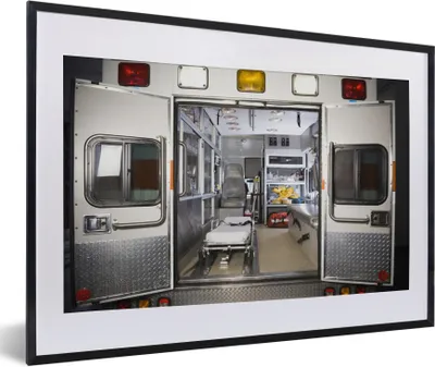 Produktbild von MuchoWow® Gerahmtes Poster Krankenwagen mit offenen Türen 60x40 cm - Poster mit Schwarzem Bilderrahmen Wandposter Rahmen Foto Bilder - Schlafzimmer - Plakat in Rahmen - Drucken