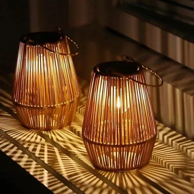 Zdjęcie produktu dla Zestaw dwóch lamp solarnych, ręcznie tkanych, z motywem plastra miodu. Wodoodporne, do użytku zewnętrznego, zasilane energią słoneczną. Idealne do ogrodu, oświetlenie LED, lampy wiszące, dekoracja drzew. Zestaw zawiera 2 sztuki