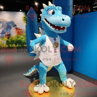 Produktbild von Maskottchen REDBROKOLY eines himmelblauen Krokodils mit Laufshorts und Schalkragen