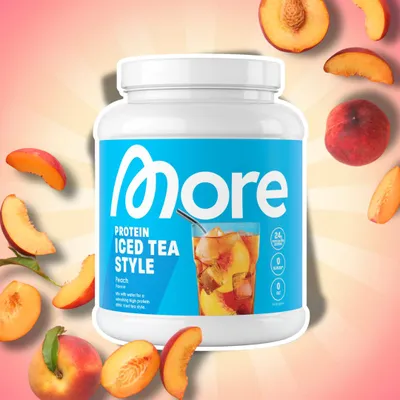 Produktbild von MORE Protein Iced Tea Style Pure Peach 600 g – Proteinpulver mit Pfirsich-Eistee-Geschmack + Heartforcards Versandschutz
