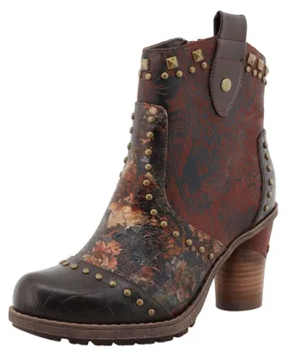Auf dem Bild ist ein Stiefel in der Farbe Mokka zu sehen. Der Stiefel wird von der Seite mit Blick auf die Außenkante gezeigt.