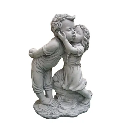 Produktbild von Mädchen küsst Junge Steinfigur für den Innen oder den Außenbereich zur Dekoration, aus Steinguss Frostfest Witterungsbeständig, Gartenfigur PO-474