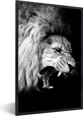 Produktbild von MuchoWow® Gerahmtes Poster Löwe - Porträt - Schwarz - Weiß - Tiere 20x30 cm - Poster mit Schwarzem Bilderrahmen Wandposter Rahmen Foto Bilder - Drucken - Bilder Poster im Rahmen