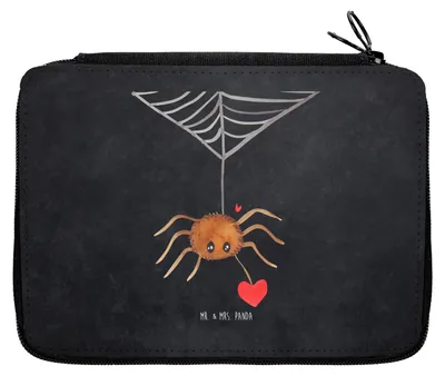 Produktbild von Mr. & Mrs. Panda Federmappe Spinne Agathe Liebe - Kreidetafel - Geschenk, Liebesgeschenk, Liebesbeweis, Mäppchen, Schlamper, Etui, Federtasche, Federmäppchen, Verliebt