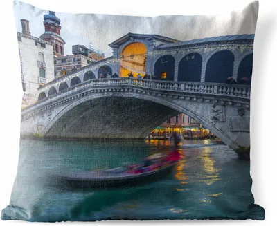 Produktbild von MuchoWow® Outdoor Kissen - Die Rialto-Brücke - 60x60 cm - Wetterfest - Lounge Kissen - Dekoration - Schlaf Kissen