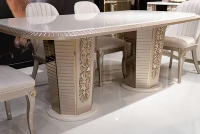 Image de Table de salle à manger moderne en bois beige