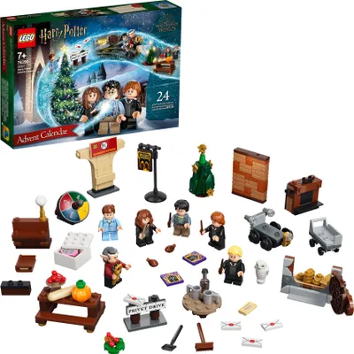 Produktbild von LEGO 76390 Adventný kalendár Harry Potter 2021, vianočný kalendár, vianočný darček pre deti od 7 rokov so 6 minifigúrkami a hracou doskou