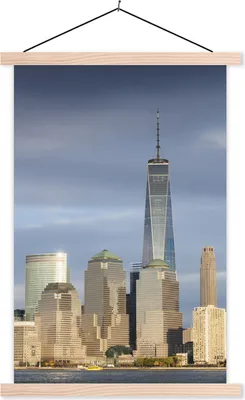 Produktbild von MuchoWow® Textilposter Die Skyline von New York mit dem One World Trade Center unter einem bewölkten Himmel 60x90 cm mit holzfarbenen Rahmen - Textil