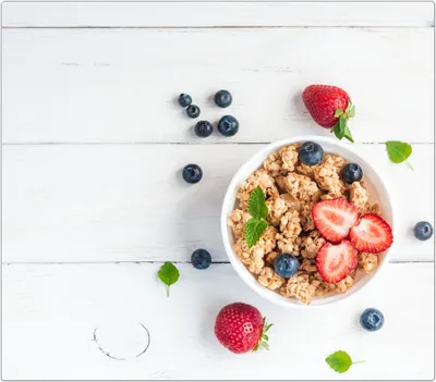 Produktbild von Spritzschutz Herdabdeckplatte Schneidebrett aus Glas Müesli mit Erdbeeren 1-Teilig (60x52cm)
