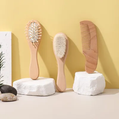 Produktbild von Baby Haarbürste & Kamm Set aus Holz | Weiche Ziegenhaar Bürste gegen Milchschorf für Neugeborene Kleinkinder | Walnuss Oval Geschenk zur Geburt