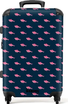 Produktbild von NoBoringSuitcases.com Hartschalen Koffer Mittelgroß 67x43x25 cm, 72L, Sommerdruck für Männer: Blau mit rosa Haifischprint, Reisekoffer mit 4 Rollen
