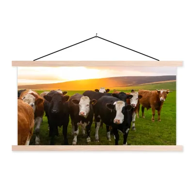 Produktbild von MuchoWow® Textilposter Kühe - Hügel - Sonnenuntergang - Gras - Grün 120x60 cm mit holzfarbenen Rahmen - Klemmleiste