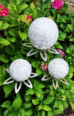 Produktbild von Blütenzauber Paris Rosenkugel 15/10/10 cm Edelstahl weiß gesprenkelt Gartenstecker mit Stab 80 cm