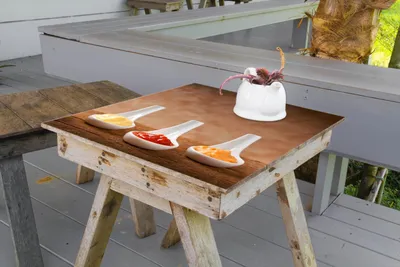 Produktbild von Wallario selbstklebende Möbelfolie/ Tischdecke für Innen und Außen, Größe: 90 x 90 cm - Verschieden Soßen auf Keramiklöffeln