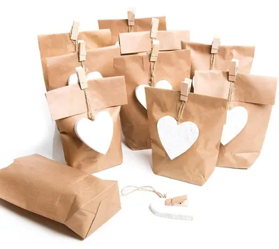 Produktbild von Logbuch-Verlag 10 Geschenktüten kleine braune Papiertüten 14 x 22 x 5,6 cm + 10 Holz Herzen weiß + 10 Holzklammern Gastgeschenk Verpackung Hochzeit WeihnachtenHerzen