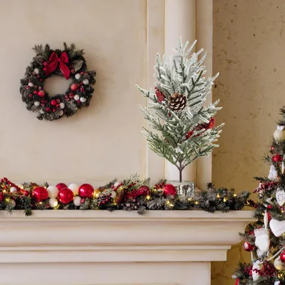 Produktbild von COM-FOUR® Deko-Baum Weihnachten - kleiner Schmuckbaum mit roten Beeren, Dekoschnee, Zapfen - Tischdeko für die Adventszeit