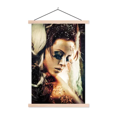 Produktbild von MuchoWow® Textilposter Frau - Gold - Make-up 40x60 cm mit holzfarbenen Rahmen - Poster