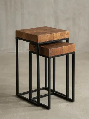 Freigestellter 2er Set Satztisch im Industrial Style. Der kompakte Wohnzimmertisch (60cm Höhe) besticht durch quadratische Sheeshamholz-Platten auf einem robusten, schwarzen Metallgestell._#sku_BARWL5.660#