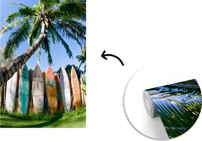 Produktbild von MuchoWow® Fototapete für Wohnzimmer oder Schlafzimmer Wandtapete Vinyl Motivtapete Eine Palme neben einer Reihe von Surfbrettern - 175x260 cm - Vinyltapete