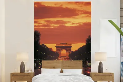 Produktbild von MuchoWow® Fototapete für Wohnzimmer oder Schlafzimmer Wandtapete Vinyl Motivtapete Ein leuchtend orangefarbener Himmel bei Sonnenuntergang am Pariser Triumphbogen - 155x240 cm - Tapete