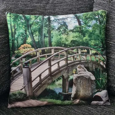 Zdjęcie produktu dla Poszewka na poduszkę „Most nad rzeką” – 45 cm x 45 cm