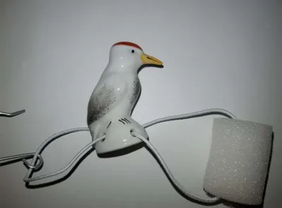 Produktbild von Porzellan Tropfenfänger Specht, handbemalt für Kaffee- oder Teekannen, Figur Vogel