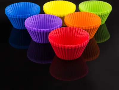 Produktbild von PRECORN Cupcake-Formen Förmchen 24er-Set: Wiederverwendbare Silikon Backformen Muffinformen Muffinförmchen 6 Farben für köstliche Muffins & mehr! BPA-frei, hitzebeständig
