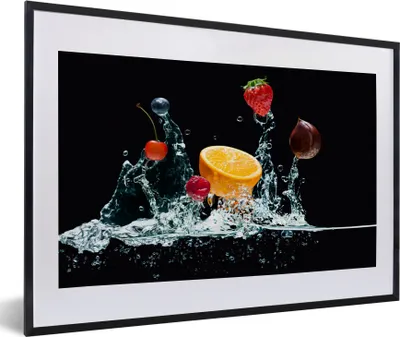 Produktbild von MuchoWow® MuchoWow® Gerahmtes Poster Wasser - Obst - Orange - Erdbeere - Kirsche - Schwarz 60x40 cm - Poster mit zchwarzem Bilderrahmen - Schlafzimmer - Plakat in Rahmen - Drucken