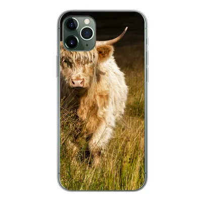 Produktbild von MuchoWow® Handyhülle Schutzhülle Hülle für iPhone 11 Pro Max Schottische Highlander - Licht - Gras - Tiere Silikon Softcase Handy Hülle - Schutz