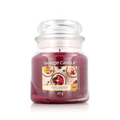 Productafbeelding van Yankee Candle Exotic Acai Bowl, middelgrote pot, met de geuren: Válec, roze, zwarte bes, kers (fruit), kokos, jasmijn, muskus, roos, vanille. Brandduur: 75 uur. Inhoud: 1 stuk
