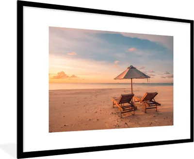 Produktbild von MuchoWow® MuchoWow® Gerahmtes Poster Strand - Sonnenliege - Sonnenschirm 90x60 cm - Poster mit zchwarzem Bilderrahmen - Wanddekoration - Fotos