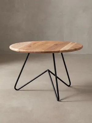 Gesamtübersicht des Couchtisches aus Akazie Massivholz und Metall, der eine zeitlose Materialkombination für ein modernes Wohnzimmer-Ambiente darstellt._#sku_SAFWL5.956#