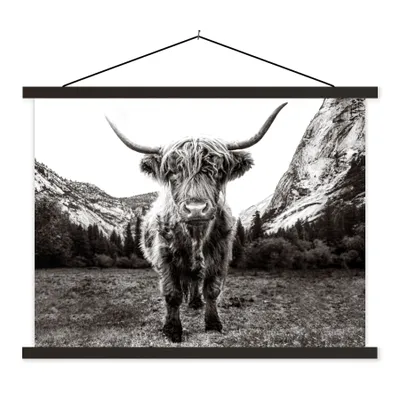 Produktbild von MuchoWow® Textilposter Berg - Schwarz - Weiß - Schottischer Highlander 60x45 cm mit schwarzem Rahmen - Poster Schlafzimmer