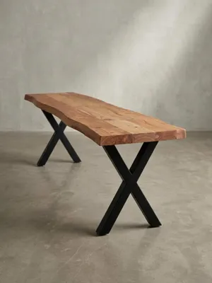 Seitenansicht der Holzbank, die das schlanke Profil der Massivholzplatte und die klare, geometrische Form der X-förmigen Beine hervorhebt._#sku_SAFWL7.300#