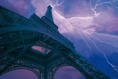 Produktbild von Eiffelturm Kunstdruck Bild - Blitzeinschlag Am Nachthimmel Von Paris (80 x 120 cm)