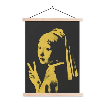 Produktbild von MuchoWow® Textilposter Mädchen mit Perlenohrring - Vermeer - Schwarz - Gelb 60x80 cm mit holzfarbenen Rahmen - Wandbild